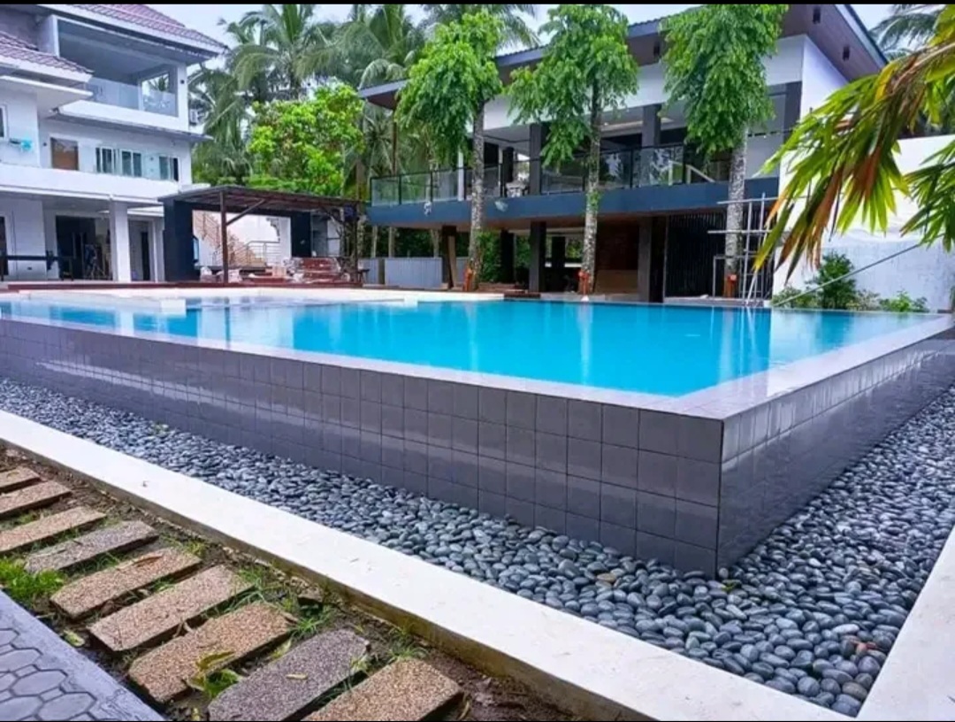 Tiled overflow pool with pebble surround